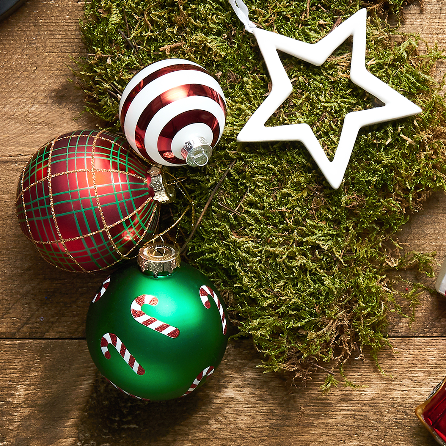 HANG ON glob din sticla 8cm rosu cu model