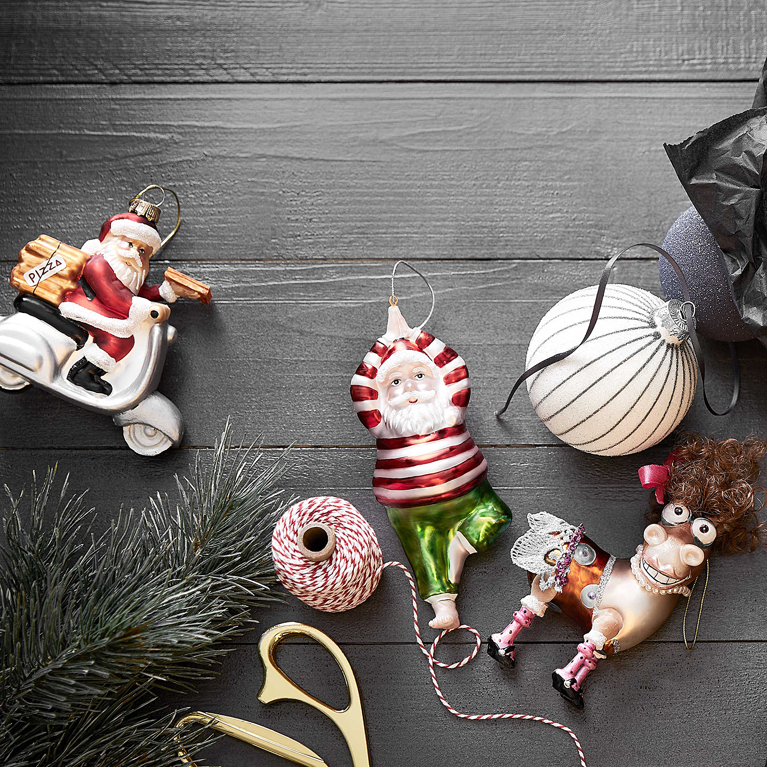 HANG ON ornament sticla yoga Mos Craciun