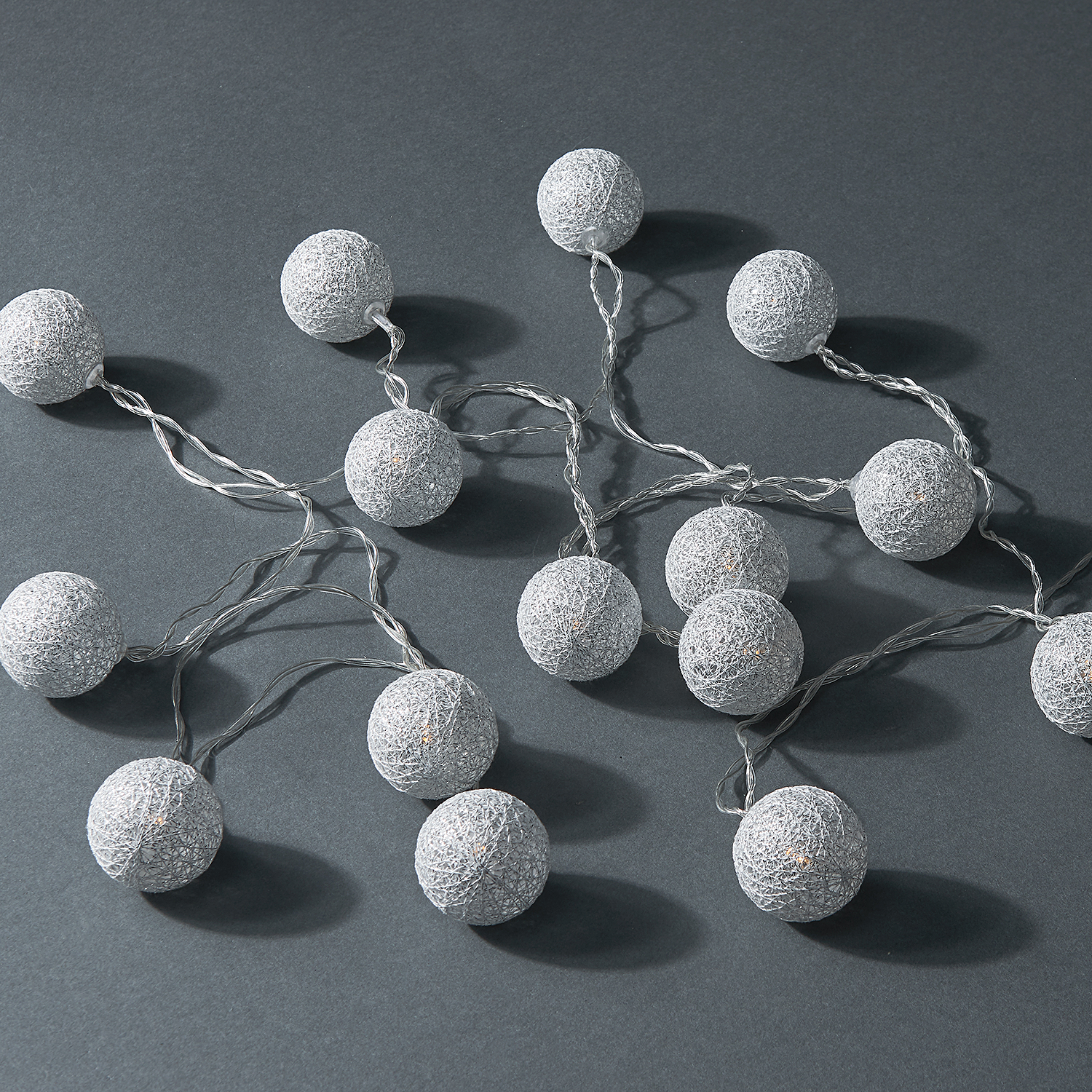 LES PETITES BELLES ghirlanda luminoasa cu bile de bumbac USB, alb/argintiu