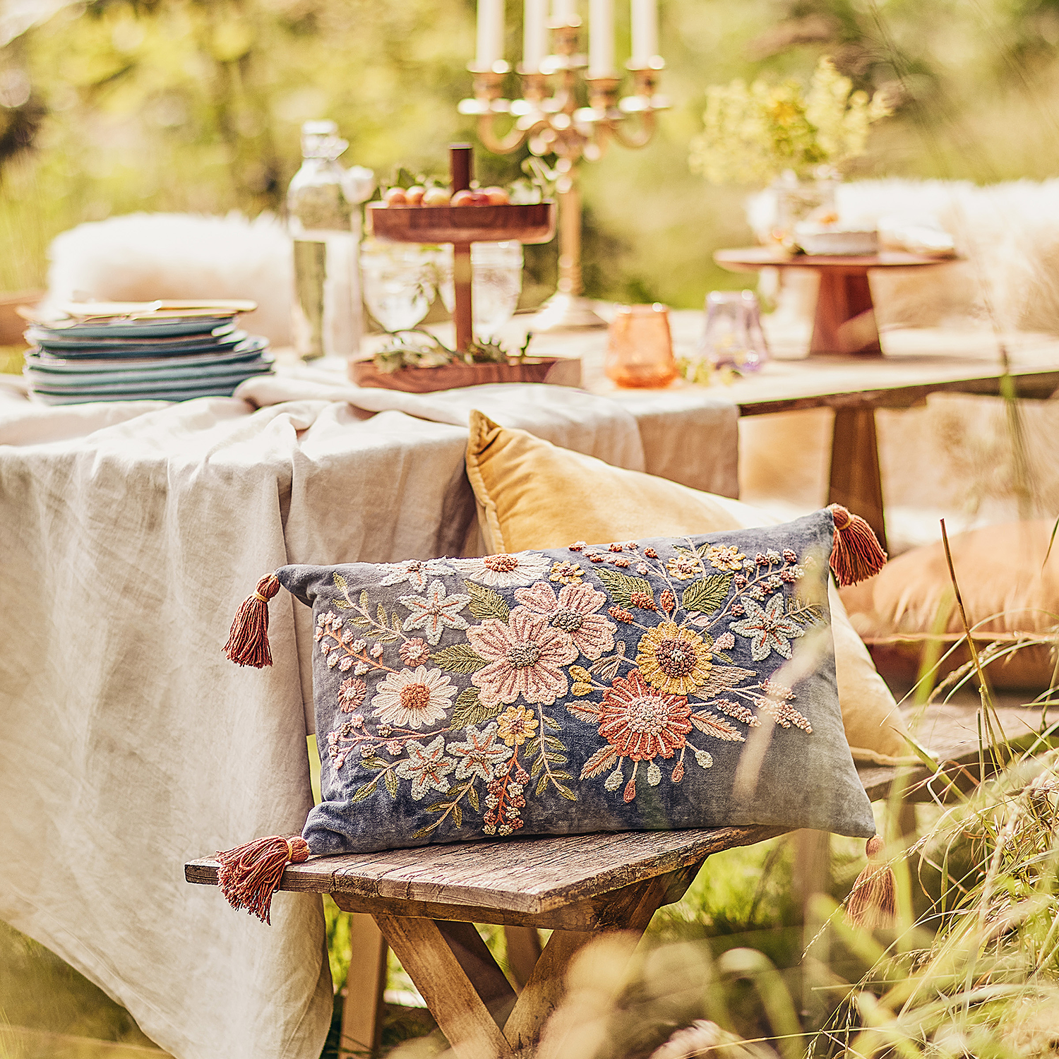 BOHEMIAN perna cu flori albastre